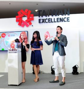 Alodia and Ashley Gosiengfiao dropped by on Day 3 of the Taiwan Excellence Experience Zone for the lucky draw